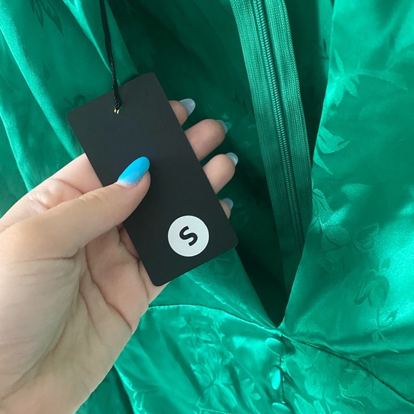 Haya+Lila ISABELLE GREEN VOLUMINOUS SLEEVE DRESS - Picture 8 of 9